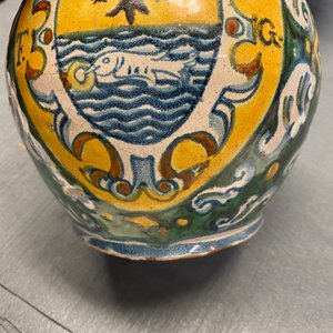 Une bouteille de pharmacie armoriée en majolique italienne polychrome, Deruta, 17ème — photo 9