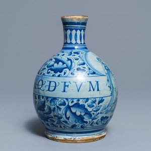 Une bouteille de pharmacie au portrait de Marguerite d'Antioche en majolique italienne, datée 1578 — photo 4
