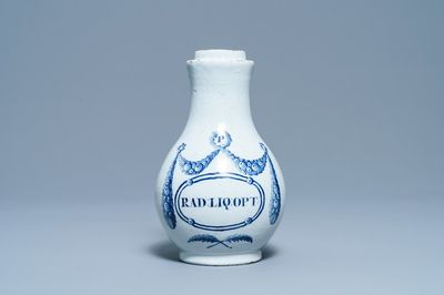 Une bouteille de pharmacie en faïence de Delft en bleu et blanc, 18ème