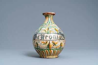 Une bouteille de pharmacie en majolique italienne à décor sgraffito, région toscane, 17ème