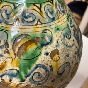 Une bouteille de pharmacie en majolique italienne à décor sgraffito, région toscane, 17ème — photo 12