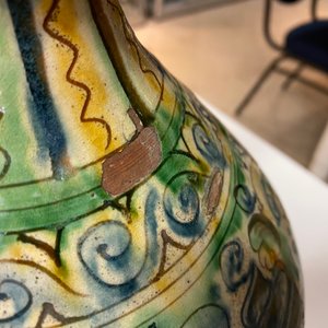 Une bouteille de pharmacie en majolique italienne à décor sgraffito, région toscane, 17ème — photo 13