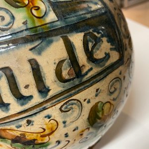 Une bouteille de pharmacie en majolique italienne à décor sgraffito, région toscane, 17ème — photo 14