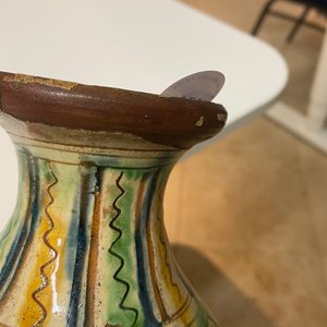 Une bouteille de pharmacie en majolique italienne à décor sgraffito, région toscane, 17ème — photo 9