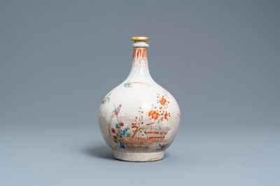 Une bouteille de pharmacie en porcelaine Arita de Japon décorée de style Kakiemon aux Pays-Bas, Edo, 17/18ème