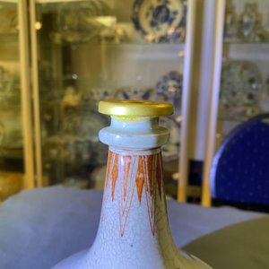 Une bouteille de pharmacie en porcelaine Arita de Japon décorée de style Kakiemon aux Pays-Bas, Edo, 17/18ème — photo 7