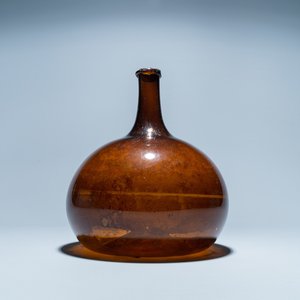 Une bouteille en verre brun, 18ème — photo 1