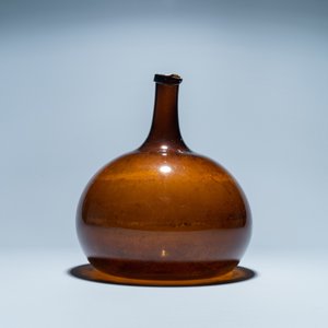 Une bouteille en verre brun, 18ème — photo 3