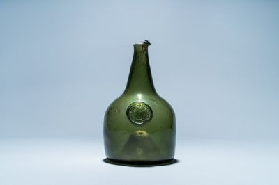 Une bouteille en verre vert ornée d'un sceau d'alliance, 17ème