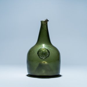 Une bouteille en verre vert ornée d'un sceau d'alliance, 17ème — photo 1