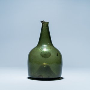 Une bouteille en verre vert ornée d'un sceau d'alliance, 17ème — photo 3