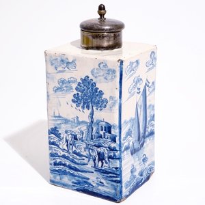 Une bouteille ou boîte à thé rectangulaire en faïence de Delft bleu et blanc au couvercle en argent, Amsterdam, vers 1720 — photo 1