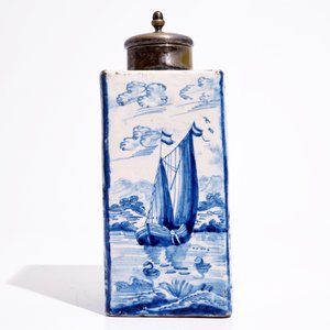 Une bouteille ou boîte à thé rectangulaire en faïence de Delft bleu et blanc au couvercle en argent, Amsterdam, vers 1720 — photo 6