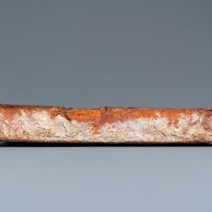 Une brique réfractaire de cheminée en terre cuite à décor du 'Jugement de Salomon', Anvers, datée 1577 — photo 5