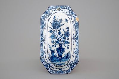 Une brosse en faïence de Delft bleu et blanc, datée 1753