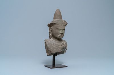 Une buste de vishnu en grès gris, Cambodge, Khmer, époque Angkor Vat, 12ème