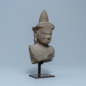 Une buste de vishnu en grès gris, Cambodge, Khmer, époque Angkor Vat, 12ème — photo 1