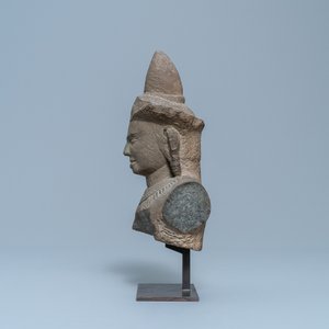 Une buste de vishnu en grès gris, Cambodge, Khmer, époque Angkor Vat, 12ème — photo 5