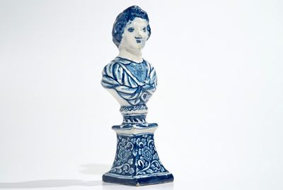 Une buste sur socle en faïence de Delft bleu et blanc, 17/18ème