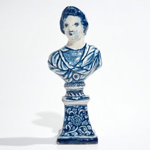 Une buste sur socle en faïence de Delft bleu et blanc, 17/18ème — photo 2