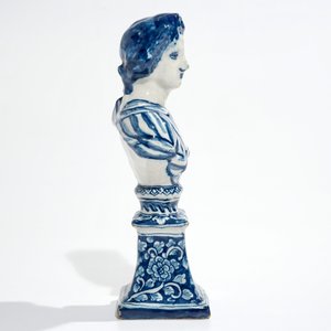 Une buste sur socle en faïence de Delft bleu et blanc, 17/18ème — photo 3