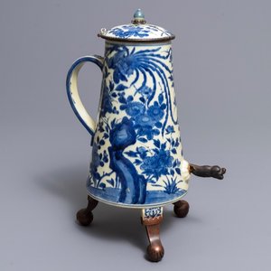 Une cafetière couverte en porcelaine Arita de Japon en bleu et blanc, Edo, 17/18ème — photo 1