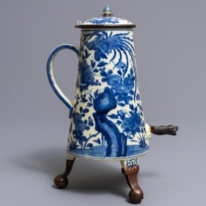 Une cafetière couverte en porcelaine Arita de Japon en bleu et blanc, Edo, 17/18ème — photo 2