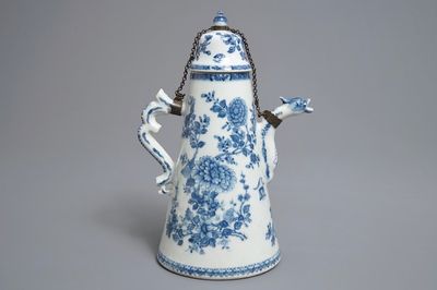 Une cafetière couverte en porcelaine de Chine bleu et blanc, Qianlong