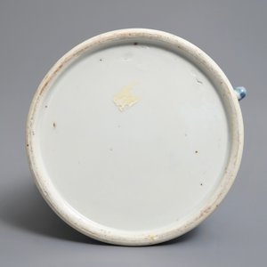 Une cafetière couverte en porcelaine de Chine bleu et blanc, Qianlong — photo 7