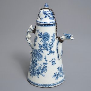 Une cafetière couverte en porcelaine de Chine bleu et blanc, Qianlong — photo 8