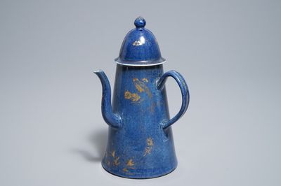 Une cafetière couverte en porcelaine de Chine bleu poudré et doré, Kangxi