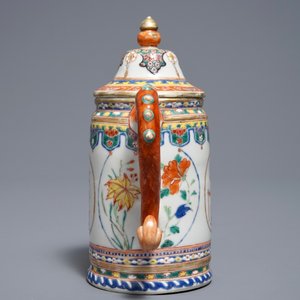 Une cafetière couverte en porcelaine de Chine famille rose à décor d'Européens, Yongzheng — photo 4