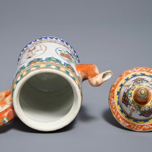 Une cafetière couverte en porcelaine de Chine famille rose à décor d'Européens, Yongzheng — photo 5