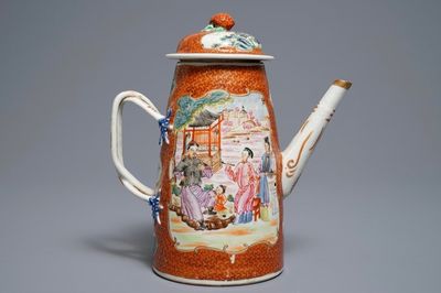 Une cafetière couverte en porcelaine de Chine famille rose à décor mandarin, Qianlong