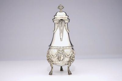 Une cafetière "Egoïste" en argent à anse en ébène, 18/19ème