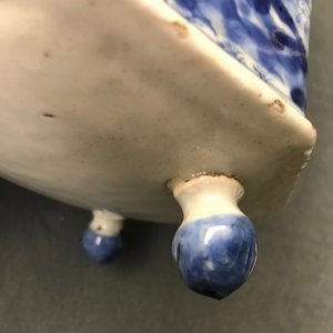 Une cafetière en porcelaine de Chine bleu et blanc à décor 'La déesse Europe et le taureau', Kangxi — photo 11