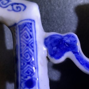 Une cafetière en porcelaine de Chine bleu et blanc à décor 'La déesse Europe et le taureau', Kangxi — photo 14