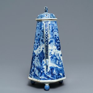 Une cafetière en porcelaine de Chine bleu et blanc à décor 'La déesse Europe et le taureau', Kangxi — photo 2