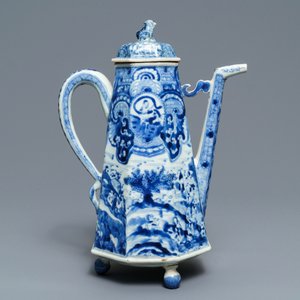 Une cafetière en porcelaine de Chine bleu et blanc à décor 'La déesse Europe et le taureau', Kangxi — photo 3