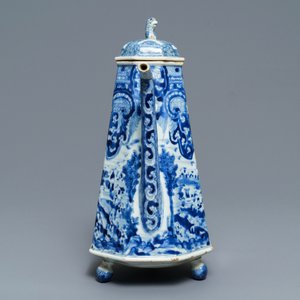 Une cafetière en porcelaine de Chine bleu et blanc à décor 'La déesse Europe et le taureau', Kangxi — photo 4