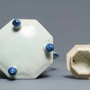 Une cafetière en porcelaine de Chine bleu et blanc à décor 'La déesse Europe et le taureau', Kangxi — photo 7