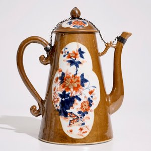 Une cafetière en porcelaine de Chine de style Imari sur fond brun capucin, Qianlong — photo 3