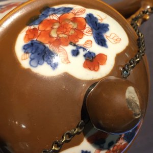 Une cafetière en porcelaine de Chine de style Imari sur fond brun capucin, Qianlong — photo 9