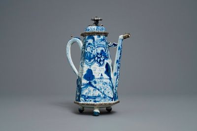 Une cafetière en porcelaine de Chine en bleu et blanc montée d'argent à décor 'La déesse Europe et le taureau', Kangxi
