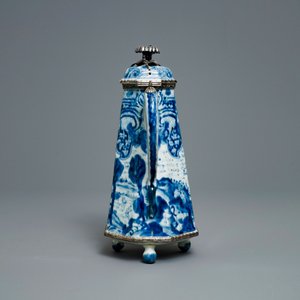 Une cafetière en porcelaine de Chine en bleu et blanc montée d'argent à décor 'La déesse Europe et le taureau', Kangxi — photo 3