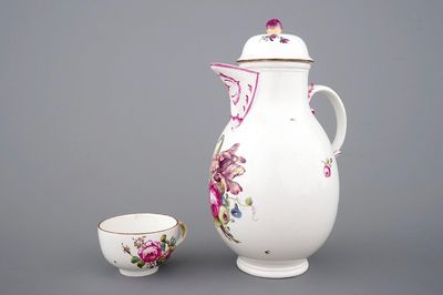 Une cafetière et sa tasse en porcelaine de Höchst, 18ème siècle