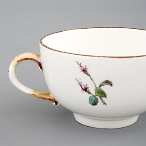 Une cafetière et sa tasse en porcelaine de Höchst, 18ème siècle — photo 14