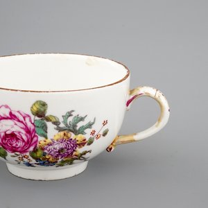 Une cafetière et sa tasse en porcelaine de Höchst, 18ème siècle — photo 15