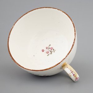 Une cafetière et sa tasse en porcelaine de Höchst, 18ème siècle — photo 16