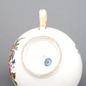 Une cafetière et sa tasse en porcelaine de Höchst, 18ème siècle — photo 17